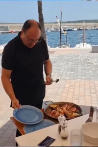 Uno de nuestros camareros El Pescador Fornells en Menorca