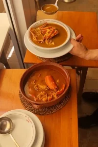 Detalle de servicio de caldereta de langosta en el pescador de fornells